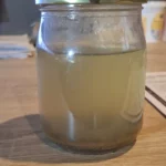 Prélèvement du fond de cuve après décantation montrant les dépôts accumulés