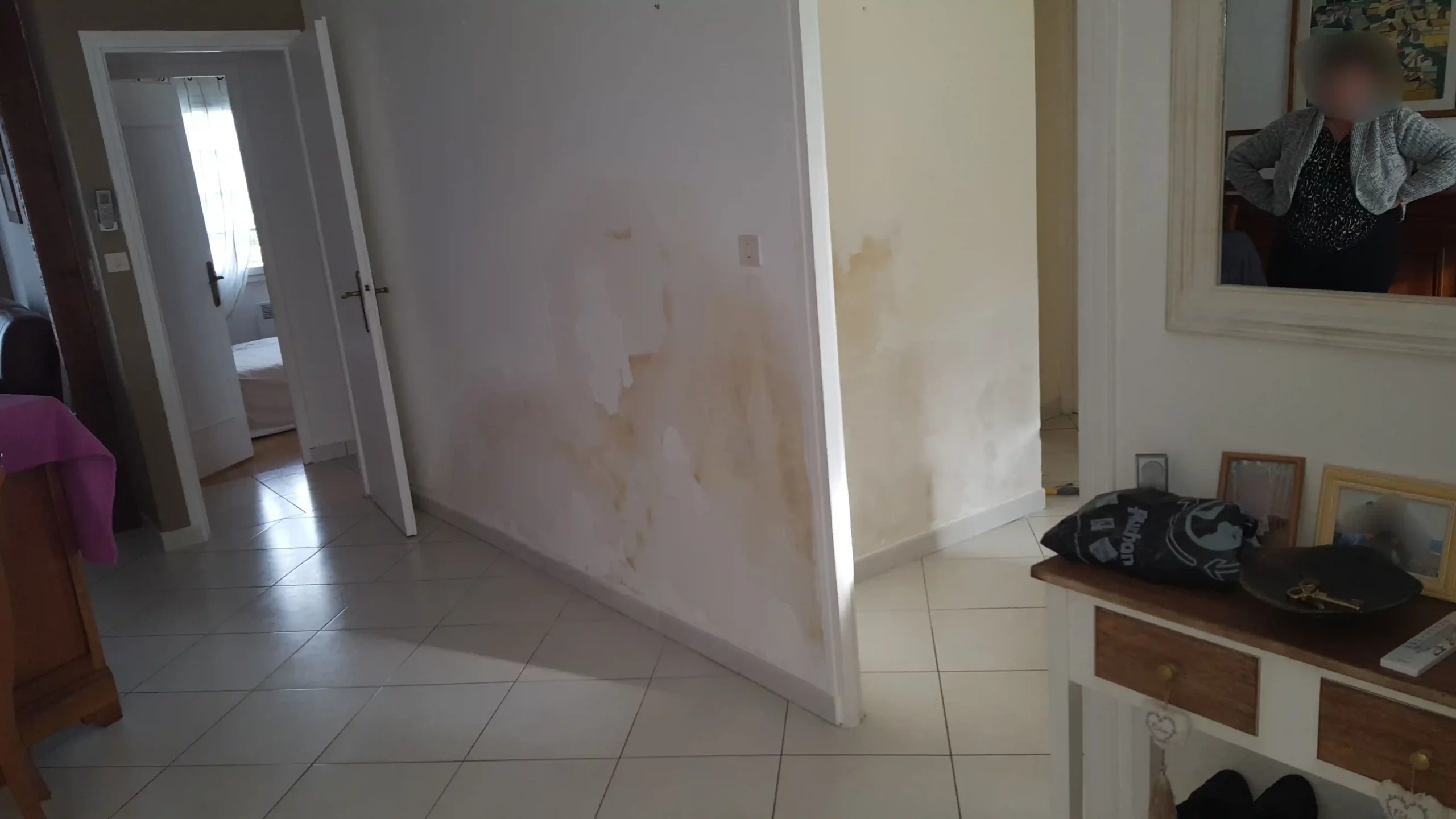 Mur d’entrée endommagé par une infiltration d’eau