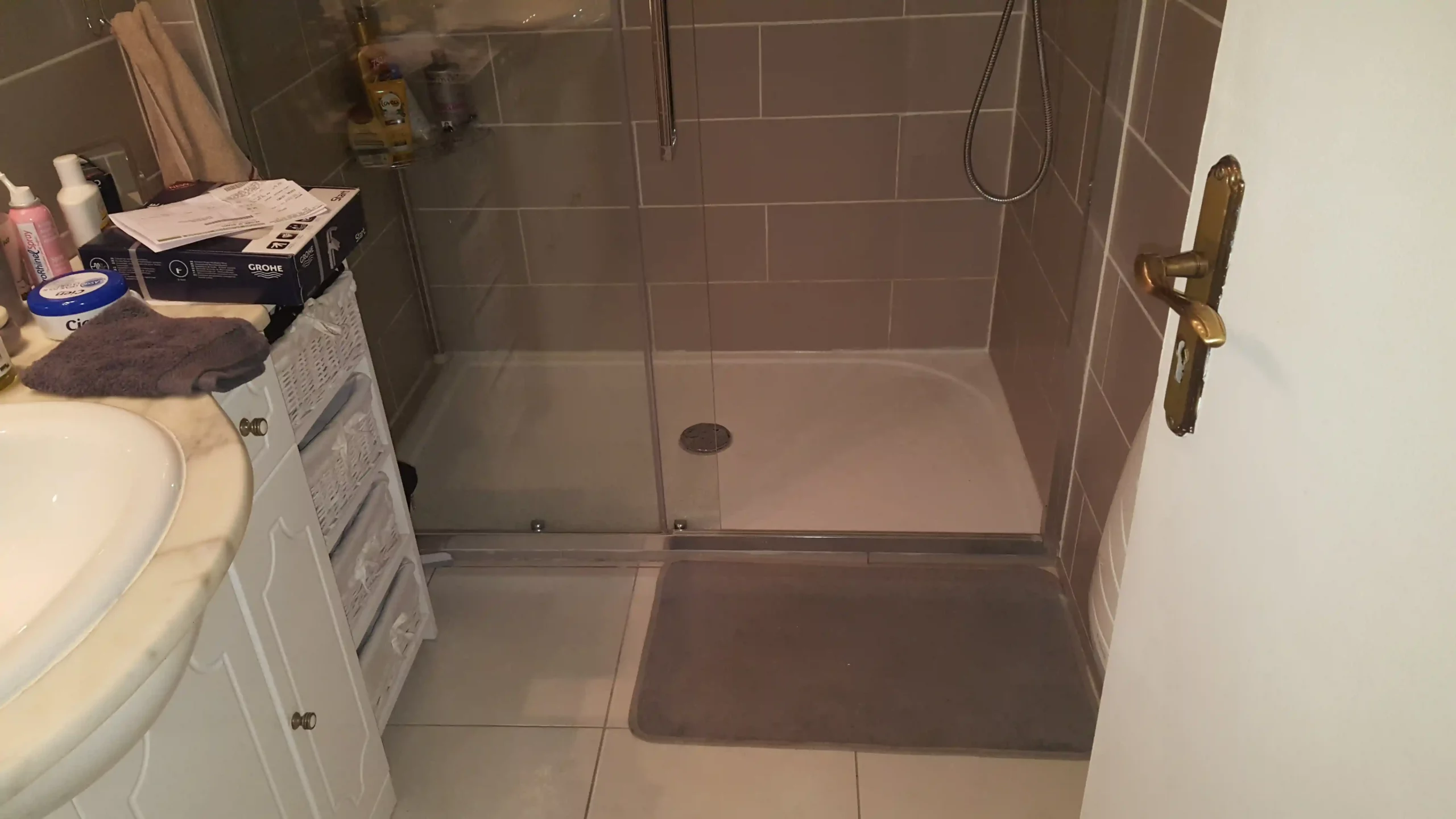 Entrée de la salle de bain apparemment en bon état