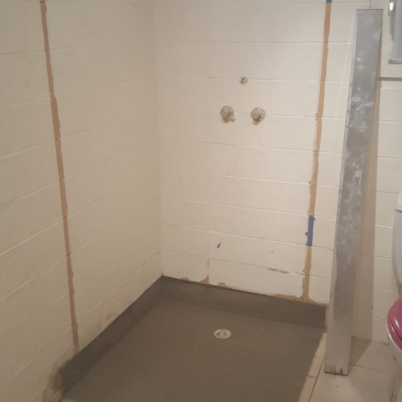 douche à l'italienne en béton cirée